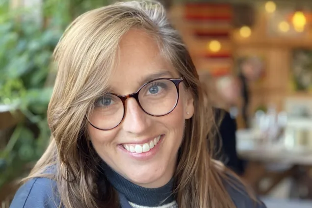 Maria Naredi Scherman. Kvinna med brunt hår och glasögon. Foto.