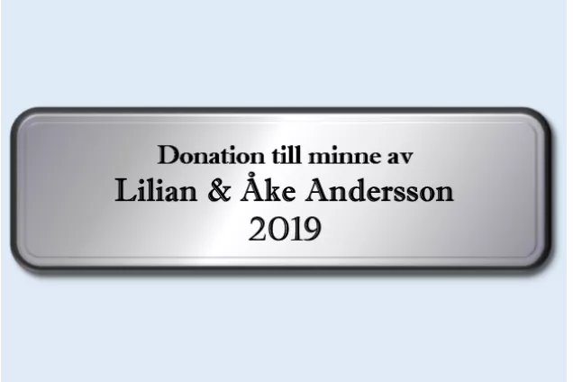 Donationsskylt med texten Donation till minne av Lilian och Åke Andresson 2019.