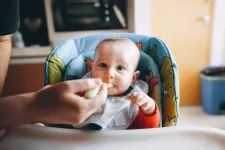 Bebis äter. Foto.